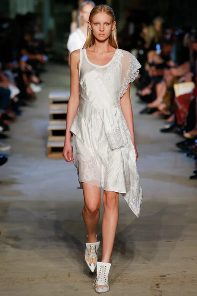 Look 18